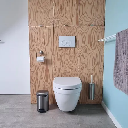 Minus Is Joenus Ostende